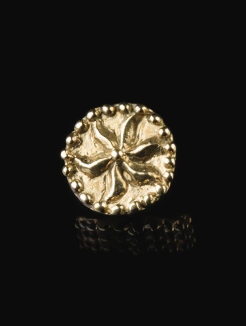 Medieval decorative button with flower pattern Buttons, hooks, pins