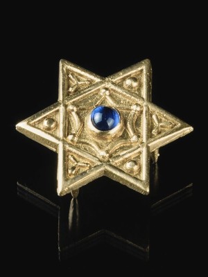 Medieval English belt mount with gem Belt mounts
