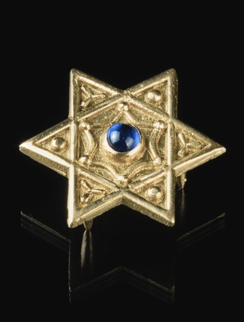 Medieval English belt mount with gem Belt mounts
