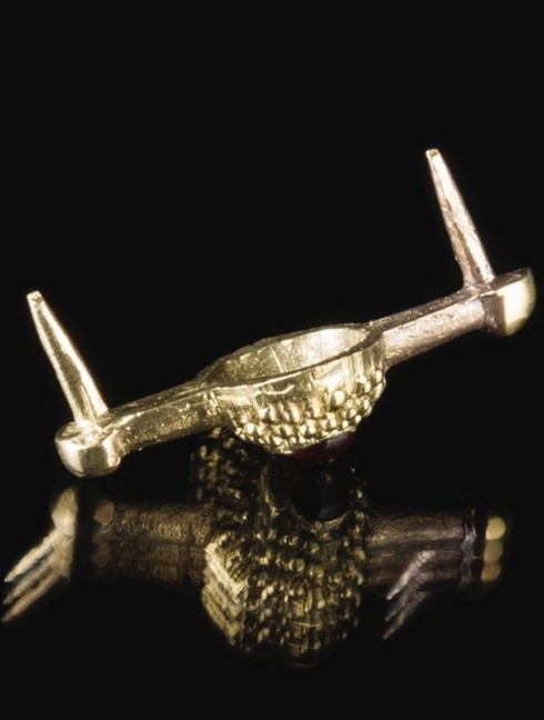 Decorative medieval belt mount with gem, XV century Belt mounts