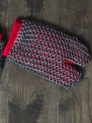 Padded gauntlets with full chain mail protection Guanteletes y manoplas de malla y escamas