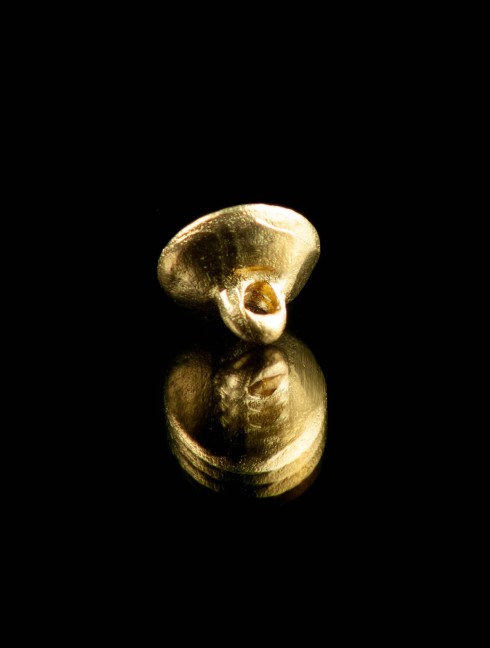 Medieval cast button with pattern, XIII-XV centuries Botones, ganchos, alfileres