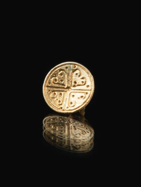 Medieval cast button with pattern, XIII-XV centuries Botones, ganchos, alfileres