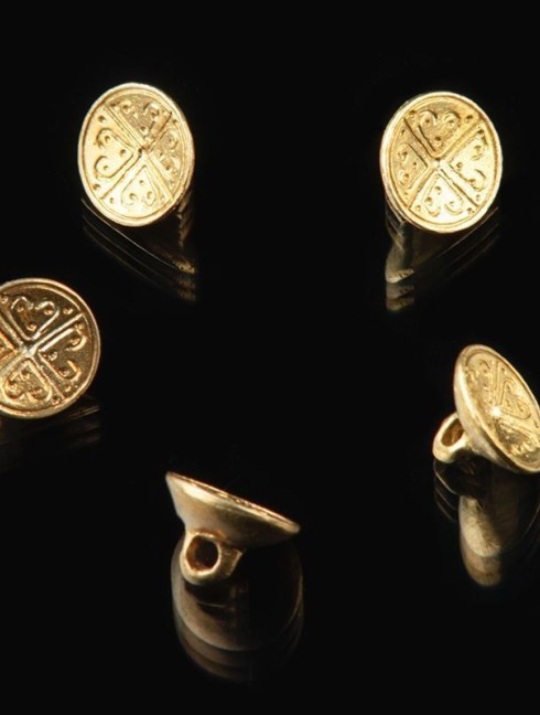 Medieval cast button with pattern, XIII-XV centuries Botones, ganchos, alfileres