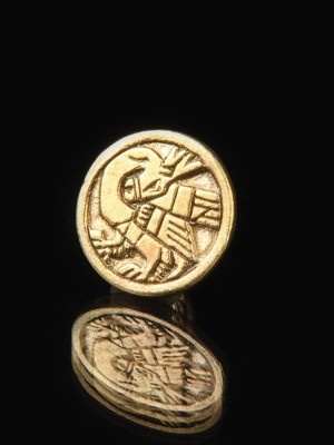 Medieval button with gryphon pattern, XIII-XV centuries Bottoni, ganci, spilli