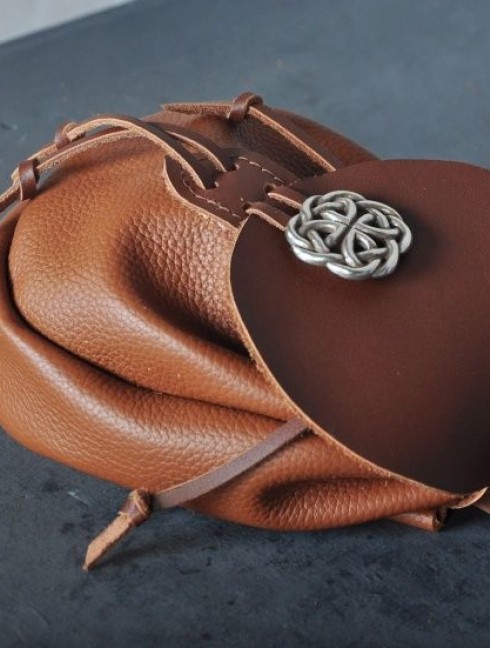 Leather pouch with brooch Beutel