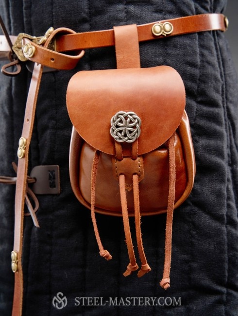 Leather pouch with brooch Bolsos