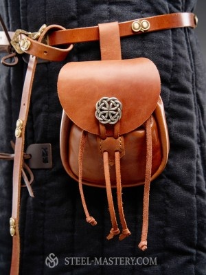 Leather pouch with brooch Sacs