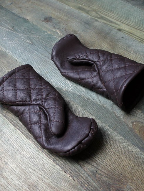 Leather mittens with diamond stitching Padded gloves and mittens