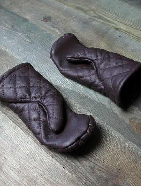 Leather mittens with diamond stitching Gants et mitaines gambisonnés
