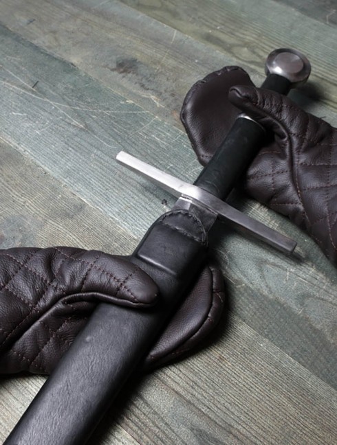 Leather mittens with diamond stitching Gants et mitaines gambisonnés
