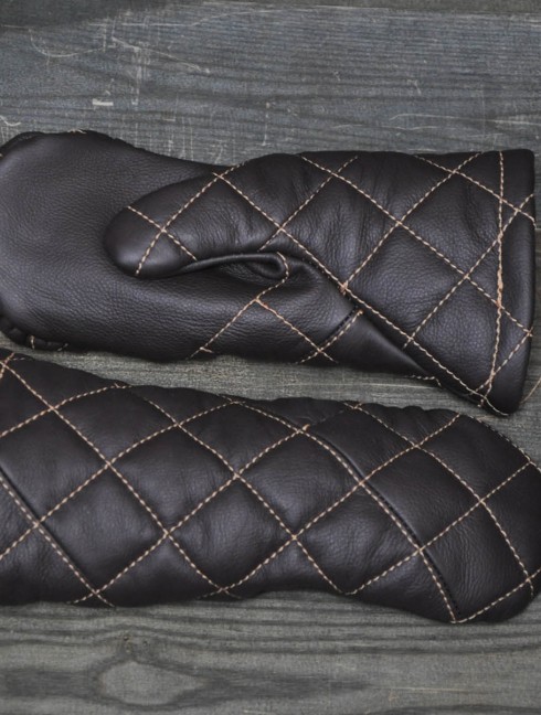 Leather mittens with diamond stitching Gants et mitaines gambisonnés