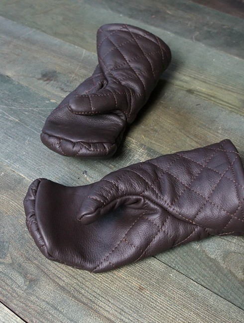 Leather mittens with diamond stitching Padded gloves and mittens