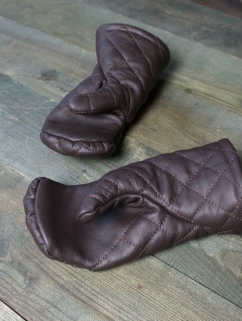 Leather mittens with diamond stitching Gants et mitaines gambisonnés