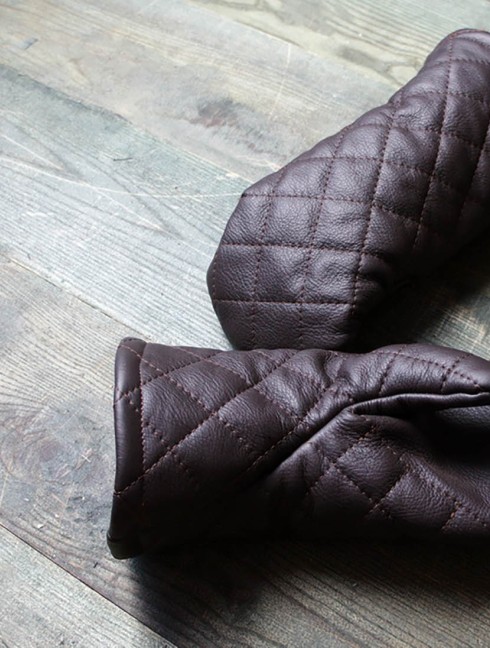 Leather mittens with diamond stitching Gants et mitaines gambisonnés