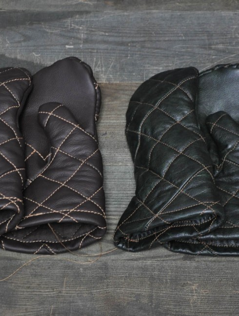 Leather mittens with diamond stitching Padded gloves and mittens