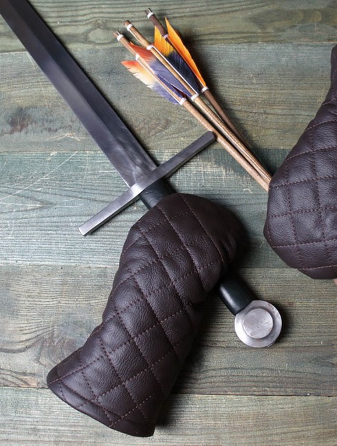Leather mittens with diamond stitching Padded gloves and mittens