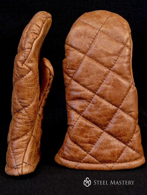 Leather mittens with diamond stitching Guantes y mitones acolchados