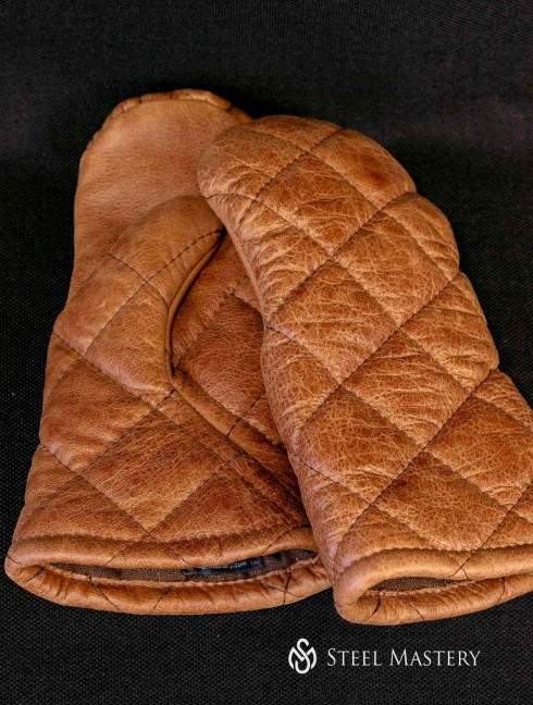 Leather mittens with diamond stitching Gants et mitaines gambisonnés
