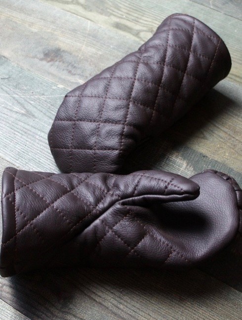 Leather mittens with diamond stitching Gants et mitaines gambisonnés