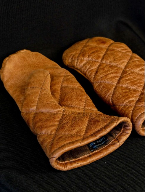 Leather mittens with diamond stitching Gants et mitaines gambisonnés
