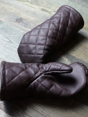 Leather mittens with diamond stitching Gants et mitaines gambisonnés