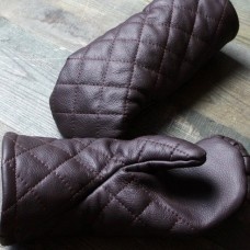 Leather mittens with diamond stitching image-1