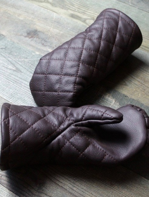 Leather mittens with diamond stitching Guanti imbottiti e muffole