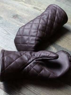 Leather mittens with diamond stitching