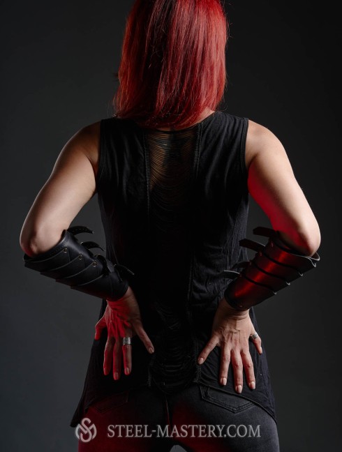 Leather bracers in Dragon style Corazza