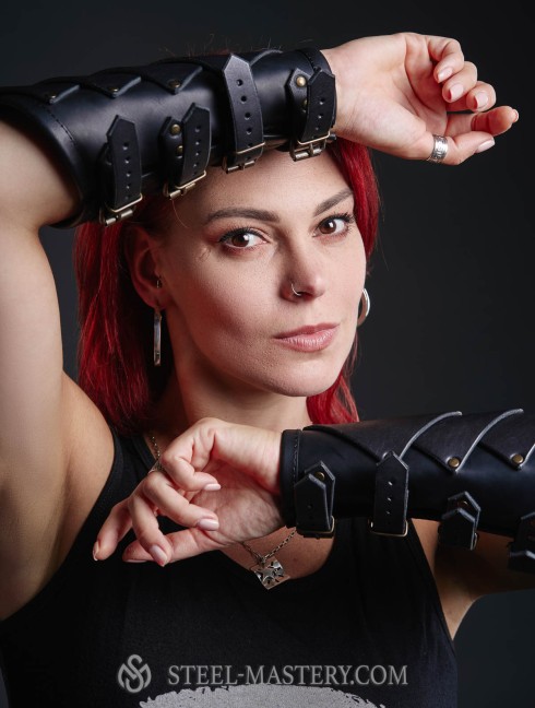 Leather bracers in Dragon style Corazza
