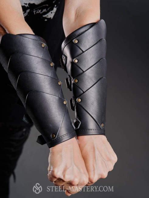 Leather bracers in Dragon style Armure de plaques