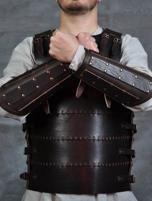Leather bracers from armor costume in style of Bëor the Old Armadura de placas