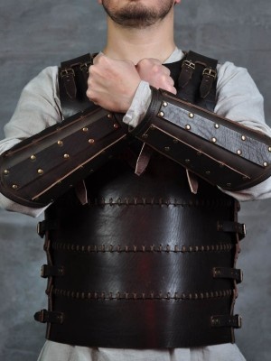 Leather bracers from armor costume in style of Bëor the Old Armure de plaques