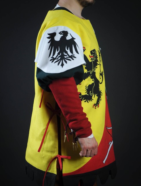 Tabard with lion, crossbow and half-eagle Mittelalterliche Kleidung