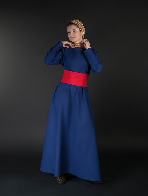 Medieval style dress with wide belt Vestimenta medieval