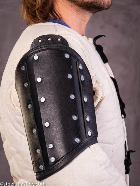 Leather brigandine protection of upper part of arm Armure de plaques