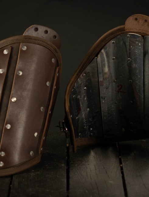 Leather brigandine protection of upper part of arm Armure de plaques