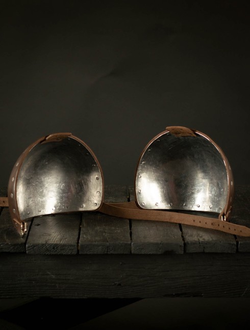 Whole hammered spaulders covered with leather Plate armor