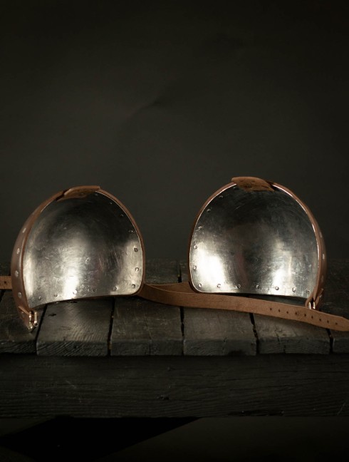 Whole hammered spaulders covered with leather Armure de plaques