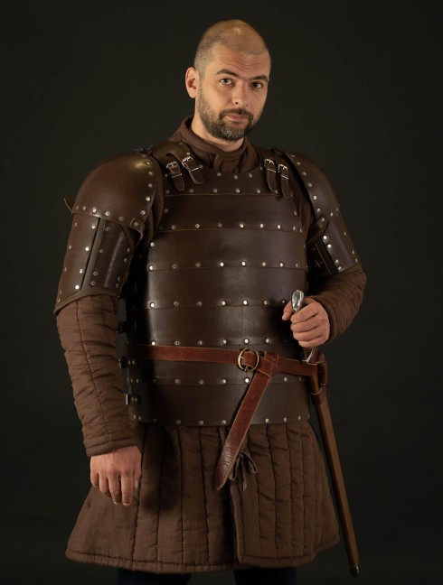 Whole hammered spaulders covered with leather Plate armor