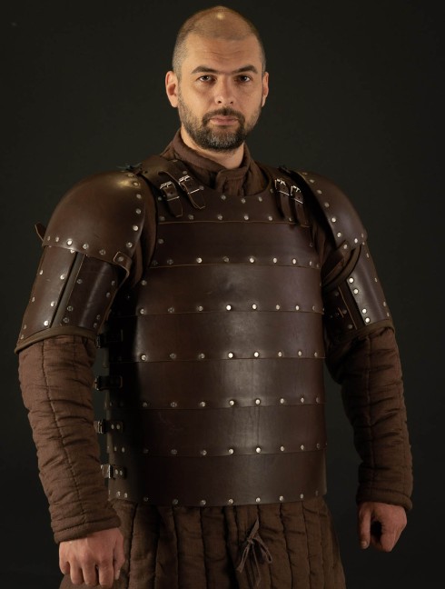 Whole hammered spaulders covered with leather Armadura de placas