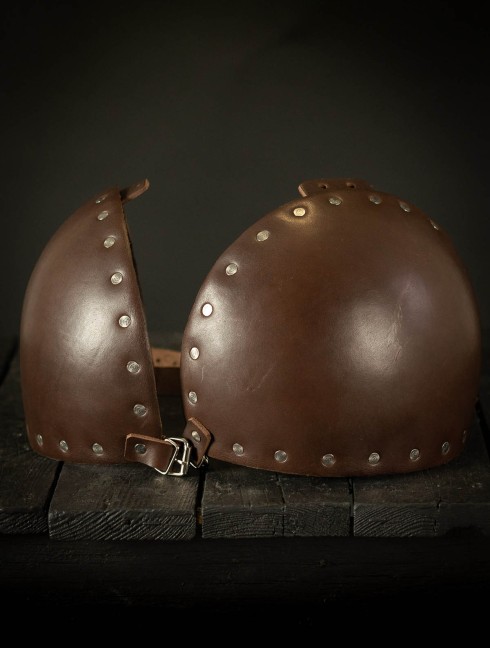 Whole hammered spaulders covered with leather Plate armor