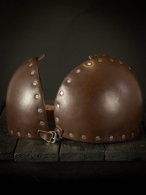 Whole hammered spaulders covered with leather Armadura de placas
