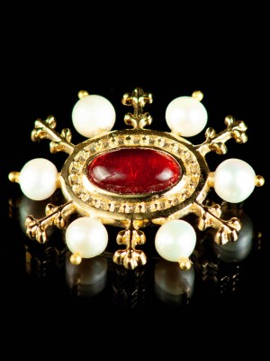 Medieval bronze brooch with red gem, XV century Brooches and fasteners