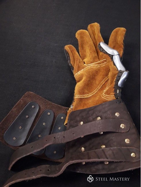 Visby brigandine gauntlets Guanti brigantini e muffole