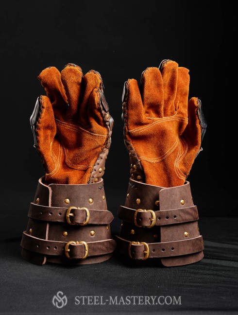 Visby brigandine gauntlets Guanti brigantini e muffole