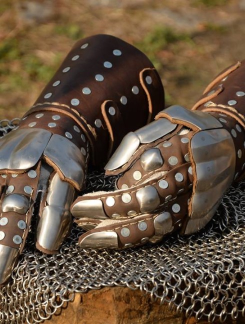 Visby brigandine gauntlets Gantelets et mitaines de brigandine