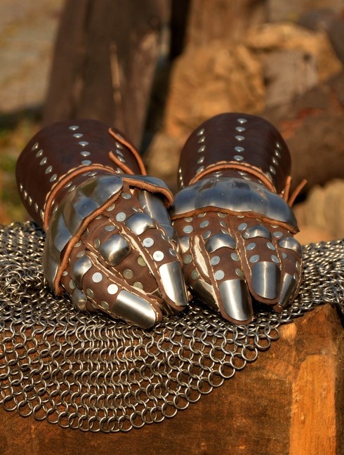 Visby brigandine gauntlets Guanti brigantini e muffole