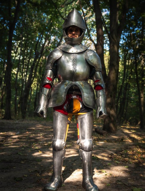 Full plate legs, part of full plate armor (garniture) of George Clifford, end of the XVI century  Armadura de placas